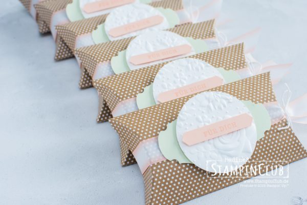 Stampin' Up!, StampinClub, Sale-A-Bration, Pillow Box, Sandfarbene Kissenschachteln, Stanze Wunsch-Etikett, Story Label Punch, Vollendet verziert, All adorned, Textured Impressions Tiefen-Prägeform Feldblumen, Country Floral Dynamic Textured Impressions Embossing Folder