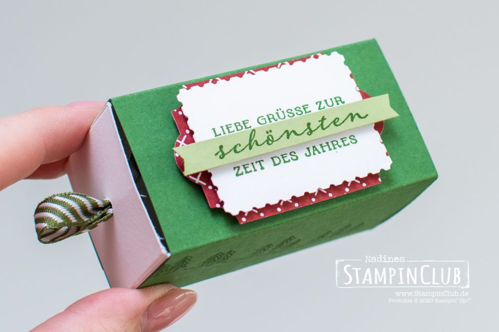 schmale Schiebebox, Stampin' Up!, StampinClub, Verpackung, Box, Geschwungene Weihnachten, Curvy Christmas, Designerpapier Klassische Weihnachten, Weihnachtliche Grüße, Wrapped in Christmas, Stanze Rechteckige Briefmarke, Rectengular Postage Stamp, Stanze nach Wahl Fähnchen