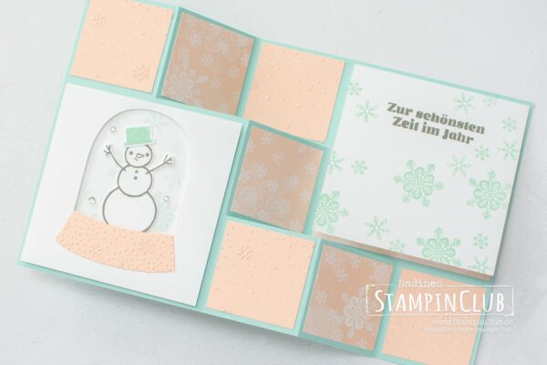 Stampin' Up!® Treppenkarte, Designerpapier in der Schneekugel, Snowy Scenes DSP, Spass im Schnee, Stanzformen Spaß im Schnee, Snowy Wonder Dies, STEMPELSET SPASS IM SCHNEE, SNOWY WONDER STAMP SET, STANZFORMEN SPASS IM SCHNEE, SNOWY WONDER DIES, 3D-Prägeform Zauberhaftes Schneegestöber, Snowflake Sky 3D Embossing Folder
